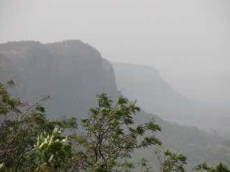 01 Des Reliefs Caches Dans Une Brume De Poussiere